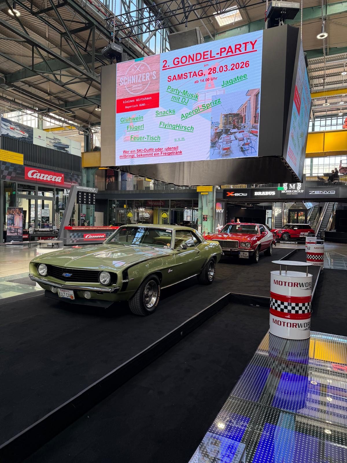 KULT CARS Fahrzeuge in der Halle der Motorworld