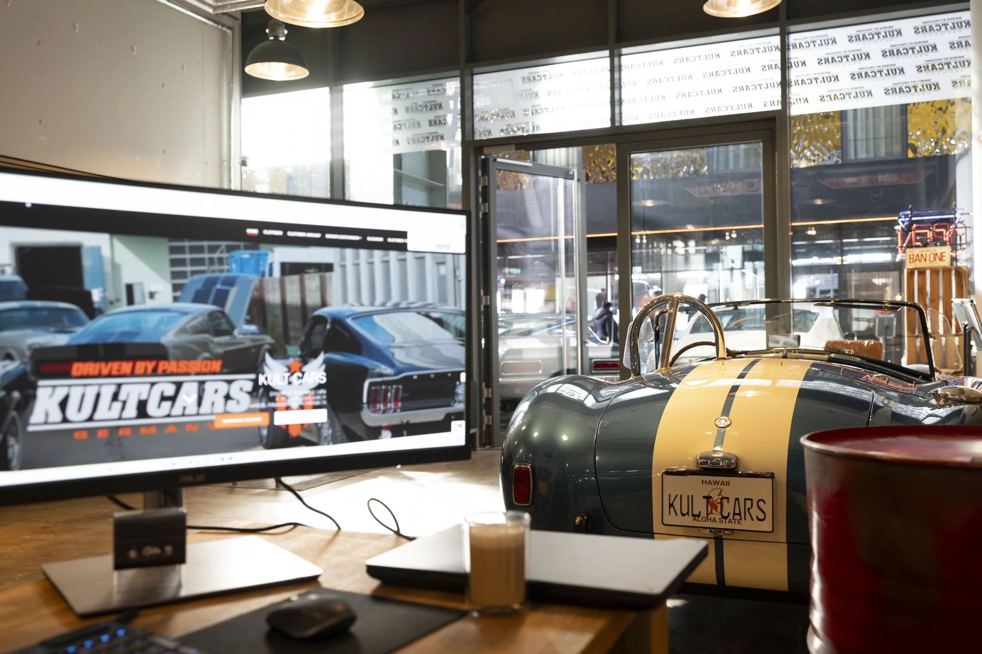 Showroom von KULT CARS mit Shelby Cobra